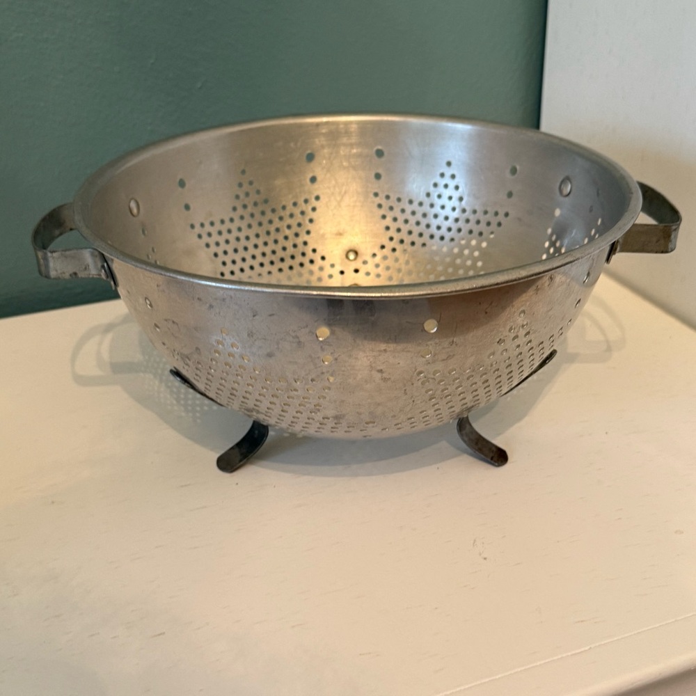 Vintage Star Pattern Aluminum Footed 9” Colander with Handles Farmhouse Decor